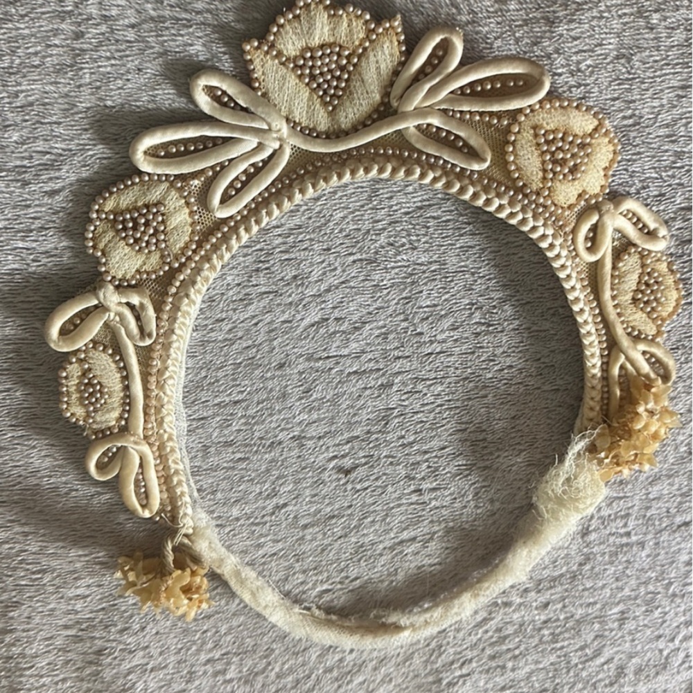 Vintage 1920s Bridal Headpiece with small Wax Flowers and Beads - Picture 5 of 9